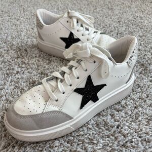 Vintage Havana White Leather Sneakers with Black Star Accent
